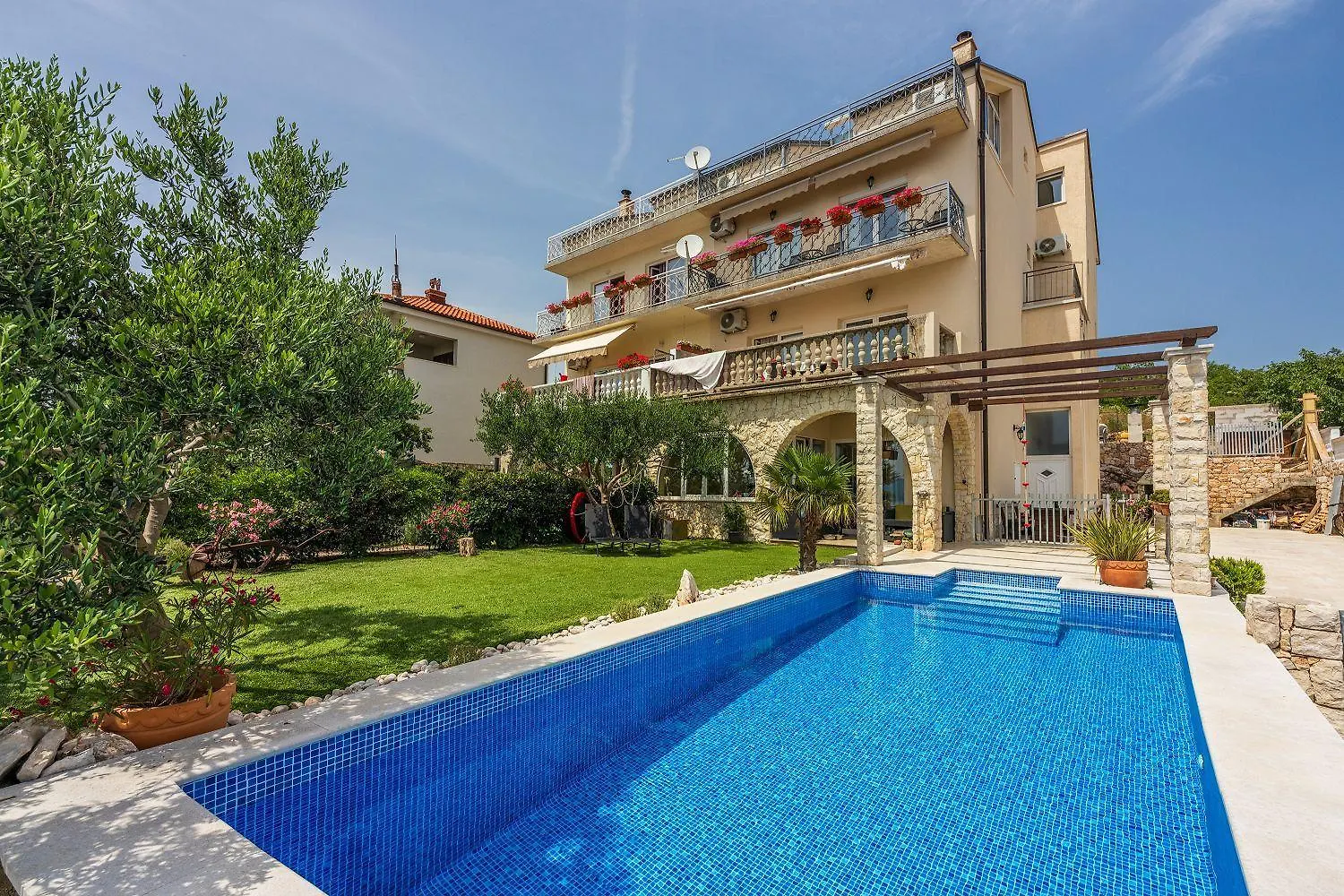 Modernes Apartment Nur 300 Meter Zum Strand Mit Meerblick, Pool, Grill - Hundefreundlich Novi Vinodolski